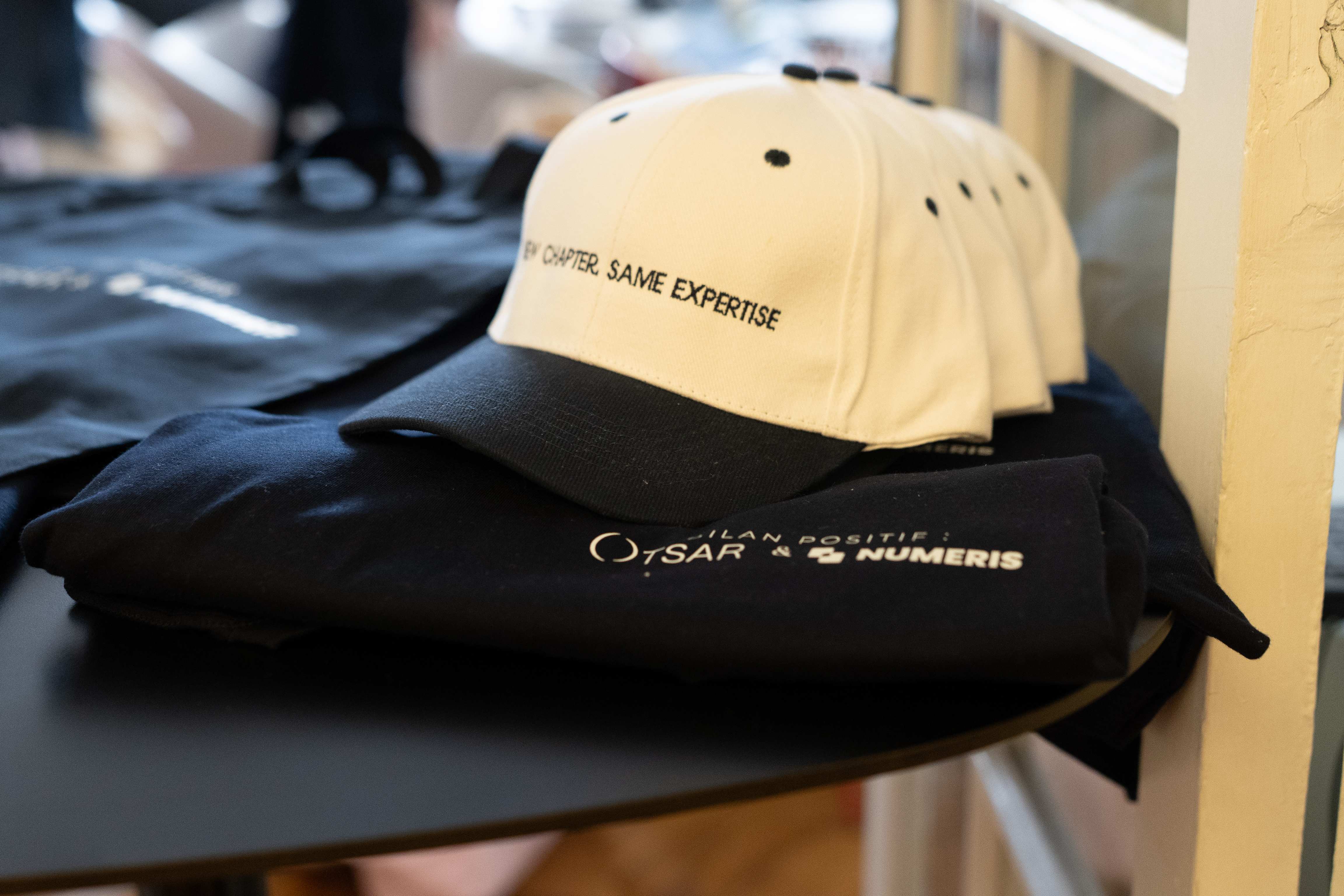 Casquettes et t-shirts brodés Otsar & Numeris
