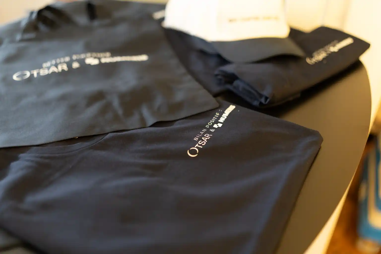 T-shirts pliés avec logo Otsar & Numeris